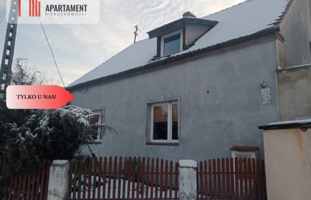 Dom z budynkiem gospodarczym.