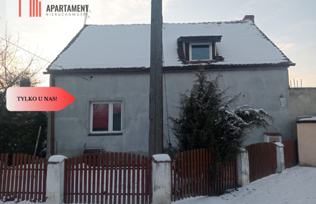 Dom z budynkiem gospodarczym.