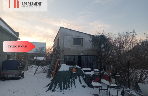 Dom z budynkiem gospodarczym.