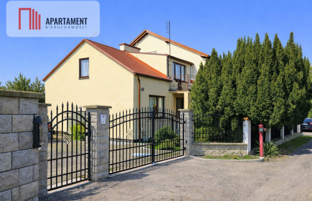 Kikół – bliźniak i garaż na dużej działce.