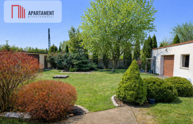 Kikół – bliźniak i garaż na dużej działce.