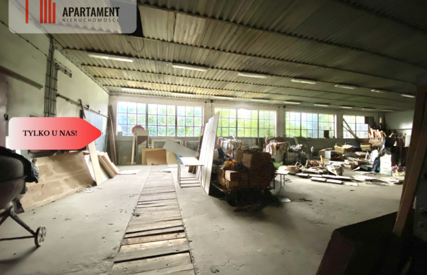 Obiekt magazynowo-biurowy z utwardzonym placem.