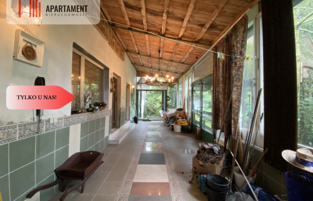 Obiekt magazynowo-biurowy z utwardzonym placem.