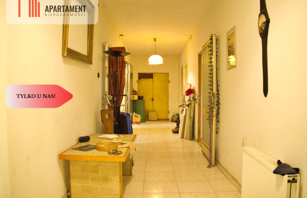 Obiekt magazynowo-biurowy z utwardzonym placem.