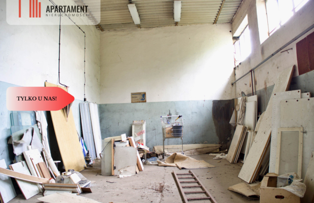 Obiekt magazynowo-biurowy z utwardzonym placem.