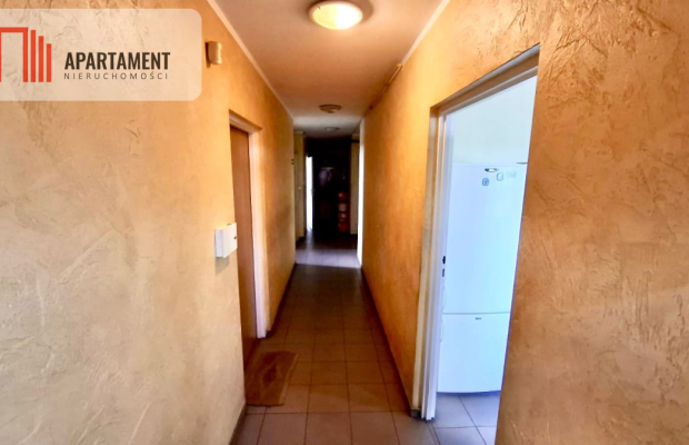 Hala z biurami, placem i mieszkaniem na piętrze