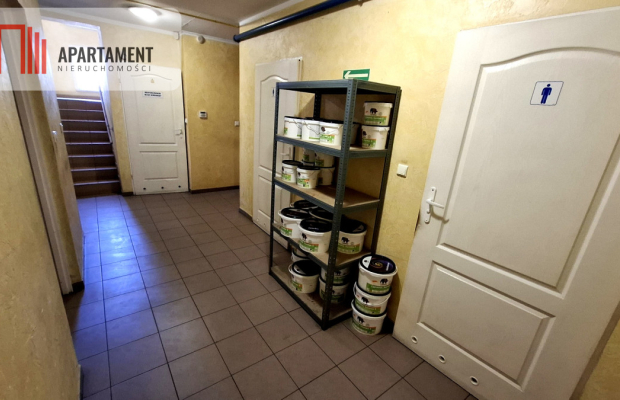 Hala z biurami, placem i mieszkaniem na piętrze