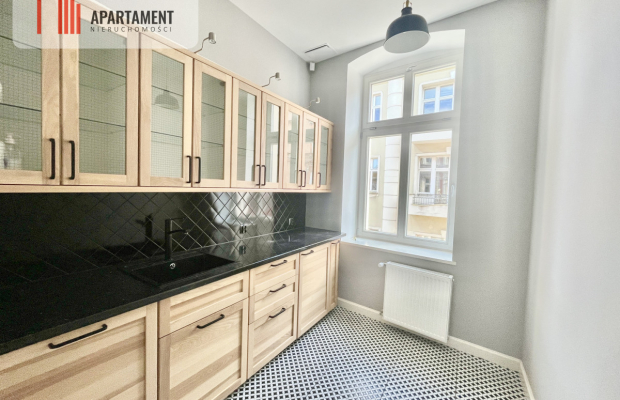 centrum, odrestaurowana kamienica, 1 piętro