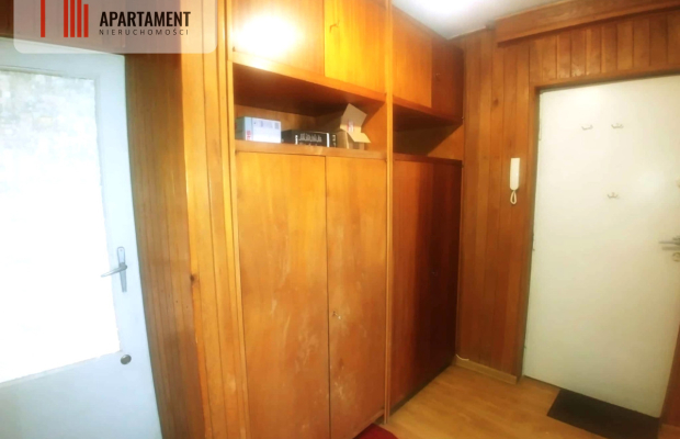 Z loggią do remontu w poszukiwanej lokalizacji