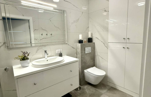 Nowoczesny apartament z dwoma balkonami oraz windą