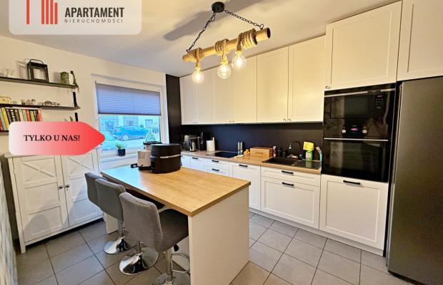 Nowoczesny dwupoziomowy segment z ogródkiem