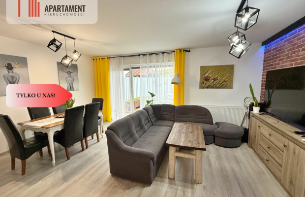 Nowoczesny dwupoziomowy segment z ogródkiem