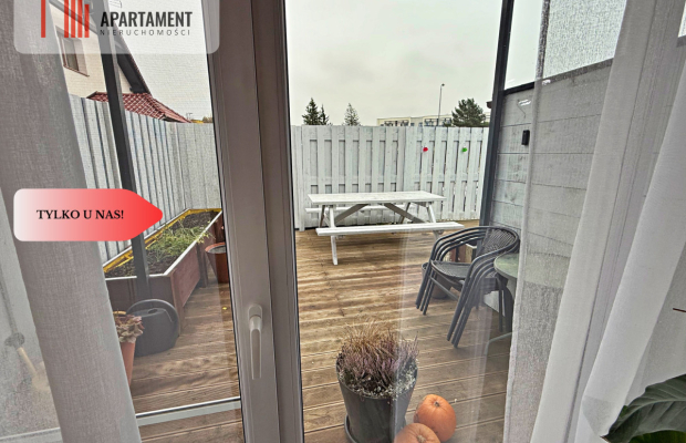 Nowoczesny dwupoziomowy segment z ogródkiem