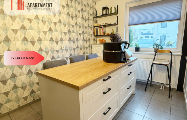 Nowoczesny dwupoziomowy segment z ogródkiem