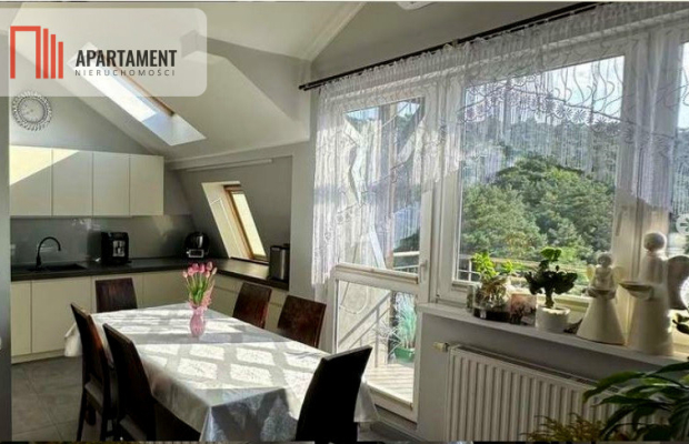 Klimatyczne dwupoziomowe mieszkanie