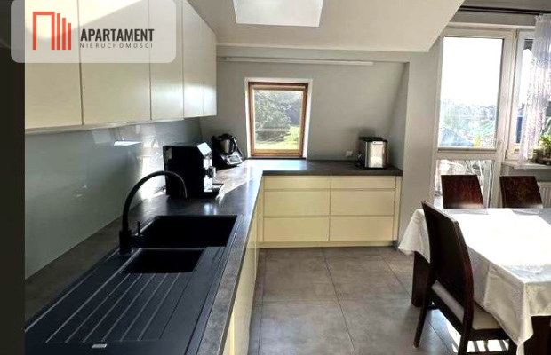 Klimatyczne dwupoziomowe mieszkanie