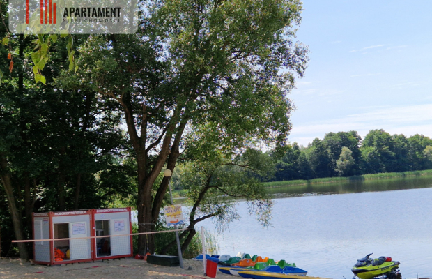 Działki w lesie blisko jeziora i plaży
