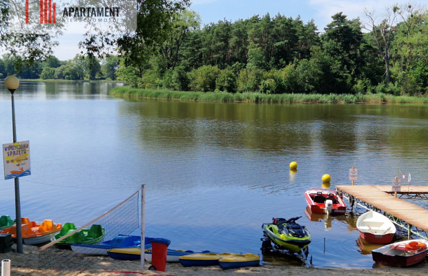 Działki w lesie blisko jeziora i plaży