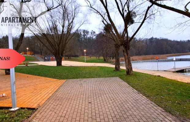 Niewielka działka w okolicy lasu i jeziora