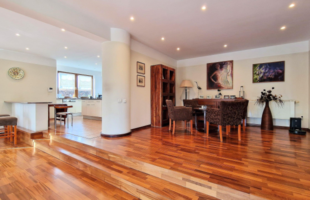 Dobra (gm. Stryków) dom 499 m2 na działce 0,47 ha