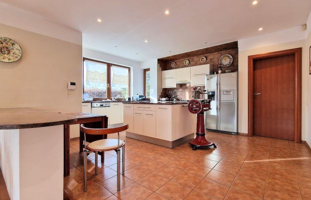 Dobra (gm. Stryków) dom 499 m2 na działce 0,47 ha