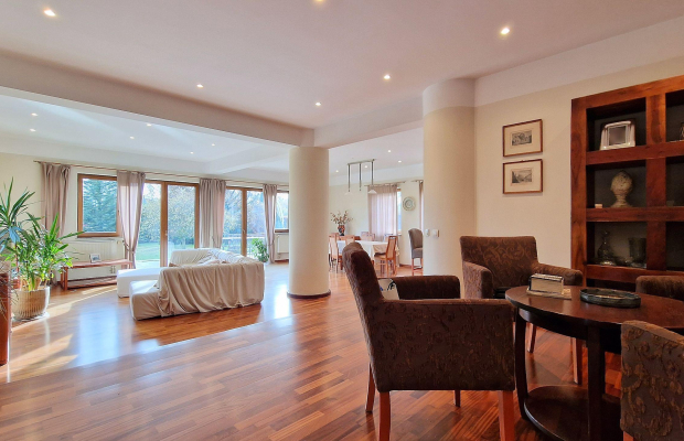 Dobra (gm. Stryków) dom 499 m2 na działce 0,47 ha