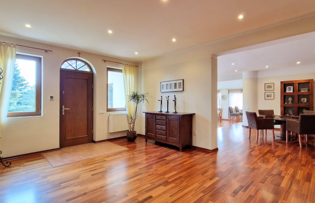 Dobra (gm. Stryków) dom 499 m2 na działce 0,47 ha