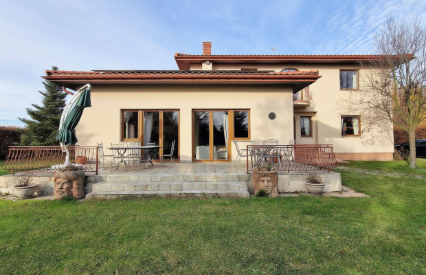 Dobra (gm. Stryków) dom 499 m2 na działce 0,47 ha