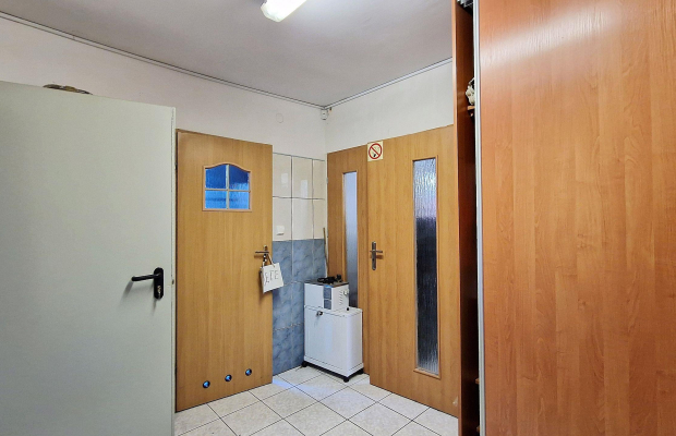 Widzew - budynek biurowy z pow. prod. - magazynową