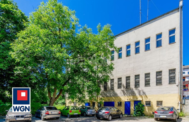 Drezdenko, budynek usługowo - mieszkalny, 1305 m2, sprzedam, 572 000 PLN, netto.  
  
Budynek biurowy w centrum miasta.  
     