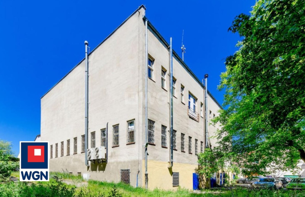 Drezdenko, budynek usługowo - mieszkalny, 1305 m2, sprzedam, 572 000 PLN, netto.  
  
Budynek biurowy w centrum miasta.  
     