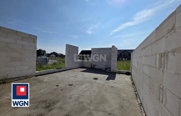 Ługi, działka z rozpoczętą budową, blisko lasu, cena 190 000,00 zł.  
  
Przedmiotem sprzedaży jest rozpoczęta budowa domu part