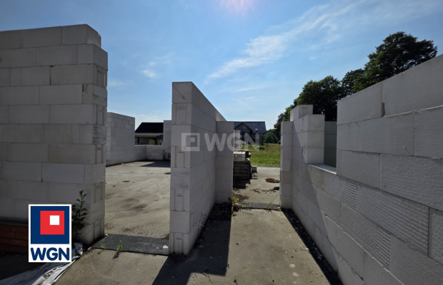 Ługi, działka z rozpoczętą budową, blisko lasu, cena 190 000,00 zł.  
  
Przedmiotem sprzedaży jest rozpoczęta budowa domu part