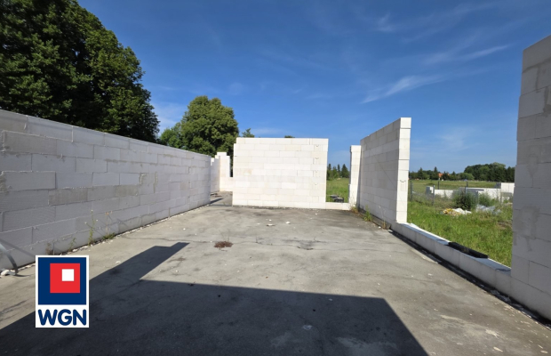Ługi, działka z rozpoczętą budową, blisko lasu, cena 190 000,00 zł.  
  
Przedmiotem sprzedaży jest rozpoczęta budowa domu part