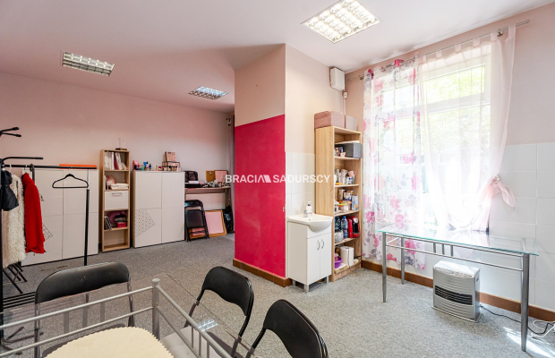 Lokal w zadbanej oficynie / KW - mieszkanie