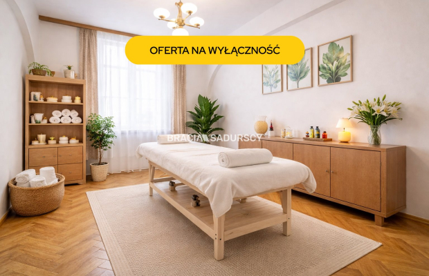 Parterowy przestronny lokal z oknami na ulicę.