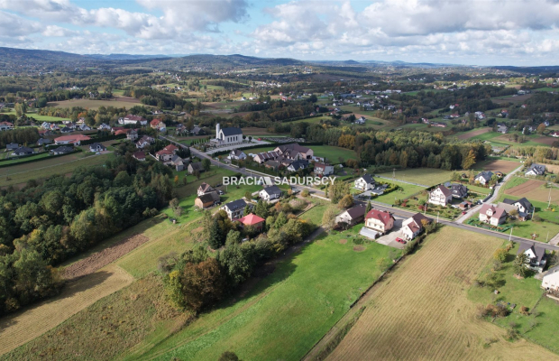 Działka budowlana w Zawadzie gm. Myślenice. 
Oferujemy do sprzedaży atrakcyjne, widokowe działki budowlane o powierzchni 700 m2