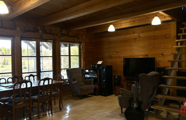 Drewniany dom premium nad stawem | 1 ha | Sauna |