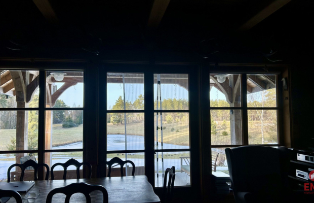 Drewniany dom premium nad stawem | 1 ha | Sauna |