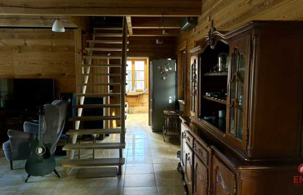 Drewniany dom premium nad stawem | 1 ha | Sauna |