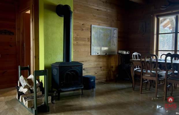 Drewniany dom premium nad stawem | 1 ha | Sauna |
