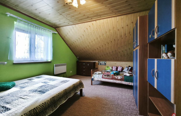 Dom wśród natury – jezioro, cisza i przestrzeń