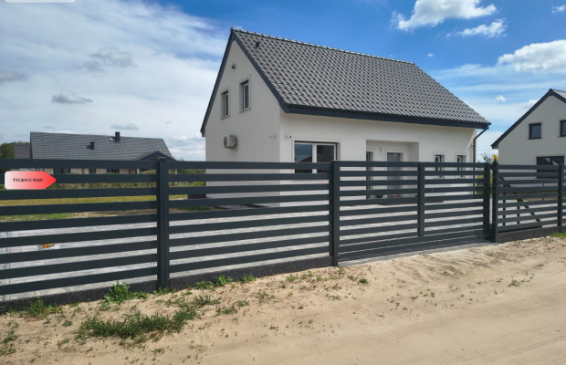 Dom obok lasu w spokojnej okolicy