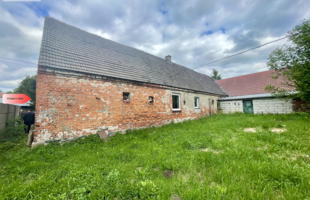 Domek  na wsi z czerwonej cegły