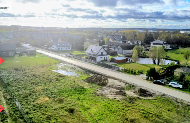 Objęta miejscowym planem, blisko lotniska