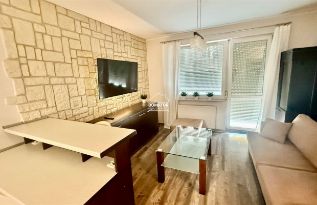 Do wynajęcia apartament, na Osiedlu Sześciu Planet , całkowicie wyposażony i stylowo urządzony. 
W skład mieszkania wchodzą , p