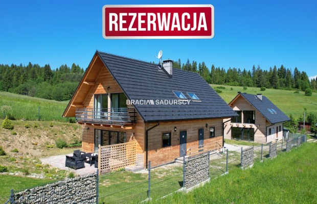 Dwa drewniane domy z czterema lokalami 