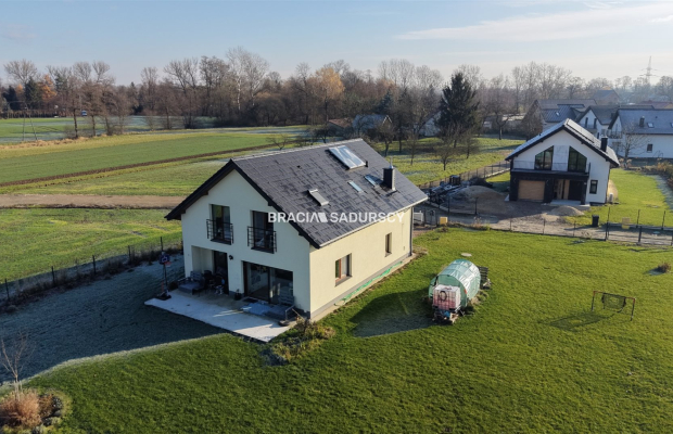 Dom, Kraków, ul Rumiakowa, 164 m 2 , działka 10 a, 1550 tys zł.  
 
Na sprzedaż nowoczesny dom jednorodzinny z 2023 roku, położ