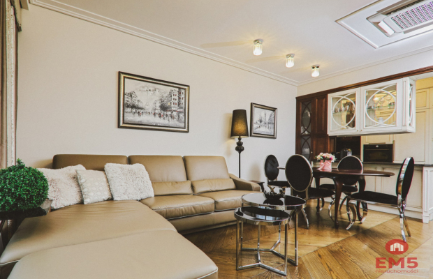Dwupoziomowy Apartament z Panoramą na Jezioro