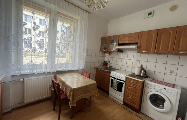 2 pokoje z oddzielną kuchnią , parter